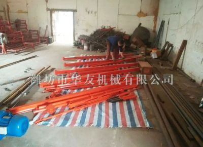 點(diǎn)擊查看詳細(xì)信息<br>標(biāo)題：華友機(jī)械直滑式吊運(yùn)機(jī)發(fā)貨現(xiàn)場(chǎng) 閱讀次數(shù)：7400